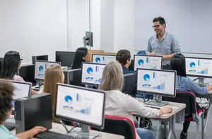 Schulung im Seminarraum am Computer