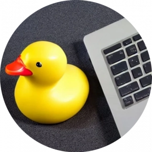 Eine Qietsche-Ente neben einer Laptop-Tastatur